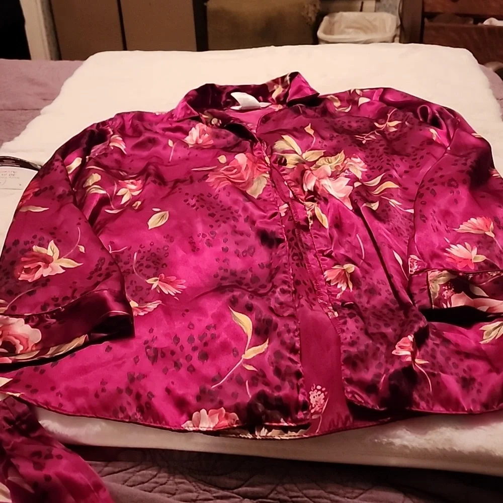 SECRET TREASURES  ( 2 PC. ) BURGUNDY SATIN  NIGHT SET. PANTS& TOP . - Picture 3 of 8